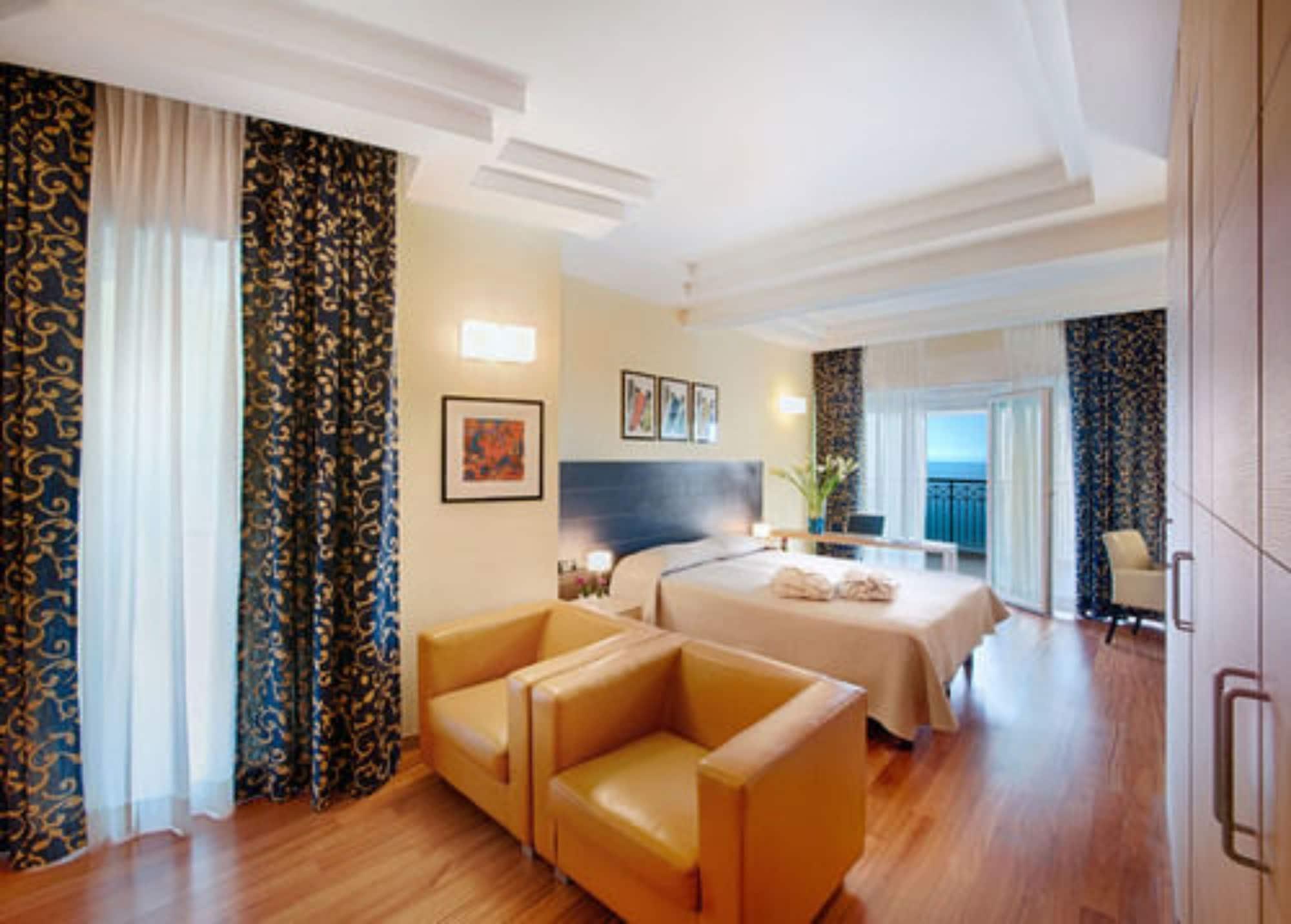 Grand Hotel Spiaggia Аласио Екстериор снимка