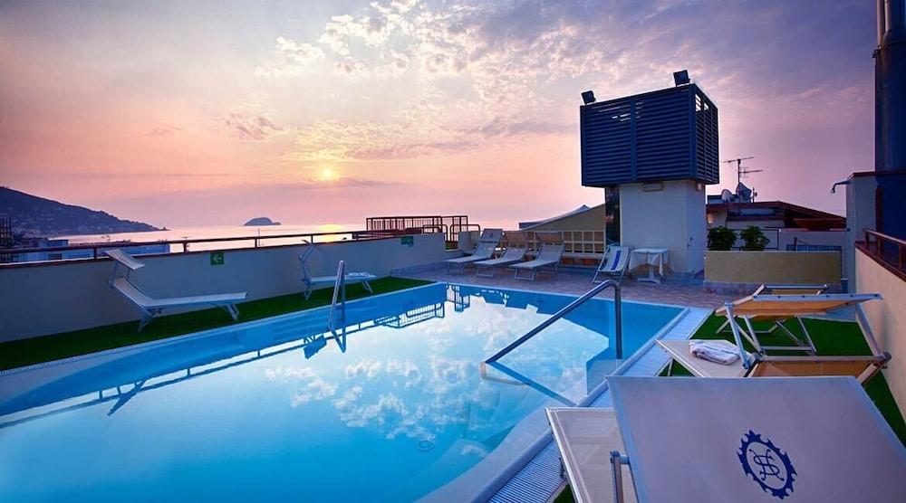 Grand Hotel Spiaggia Аласио Екстериор снимка