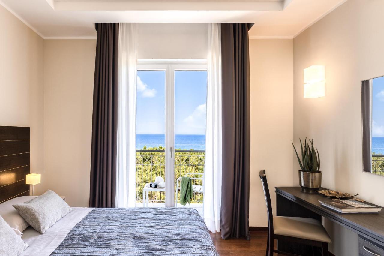 Grand Hotel Spiaggia Аласио Екстериор снимка