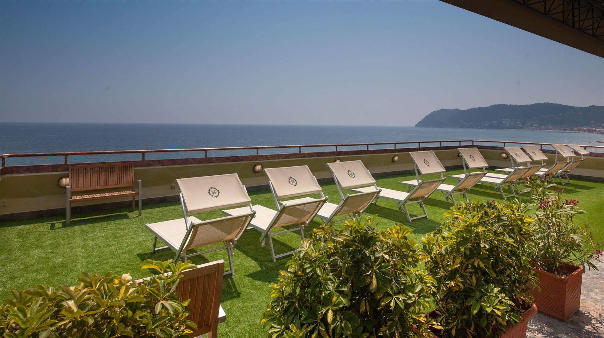 Grand Hotel Spiaggia Аласио Екстериор снимка